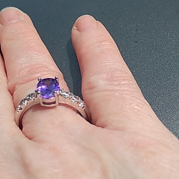 Amethyst and cubic zirconia fashion ring - Picture 6 of 6